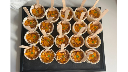 Ananas caramélisé, crumble d'amande et voile de vinaigre de mangue Clovis - Les Relais du Goût